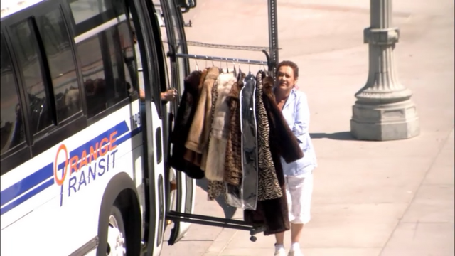 File:1x02 Top Banana (30).png