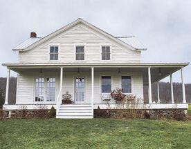 Exterior-farmhouse-NY-HTOURS1005-de