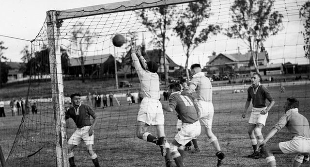 Datei:Soccer match Brisbane 1937.jpg