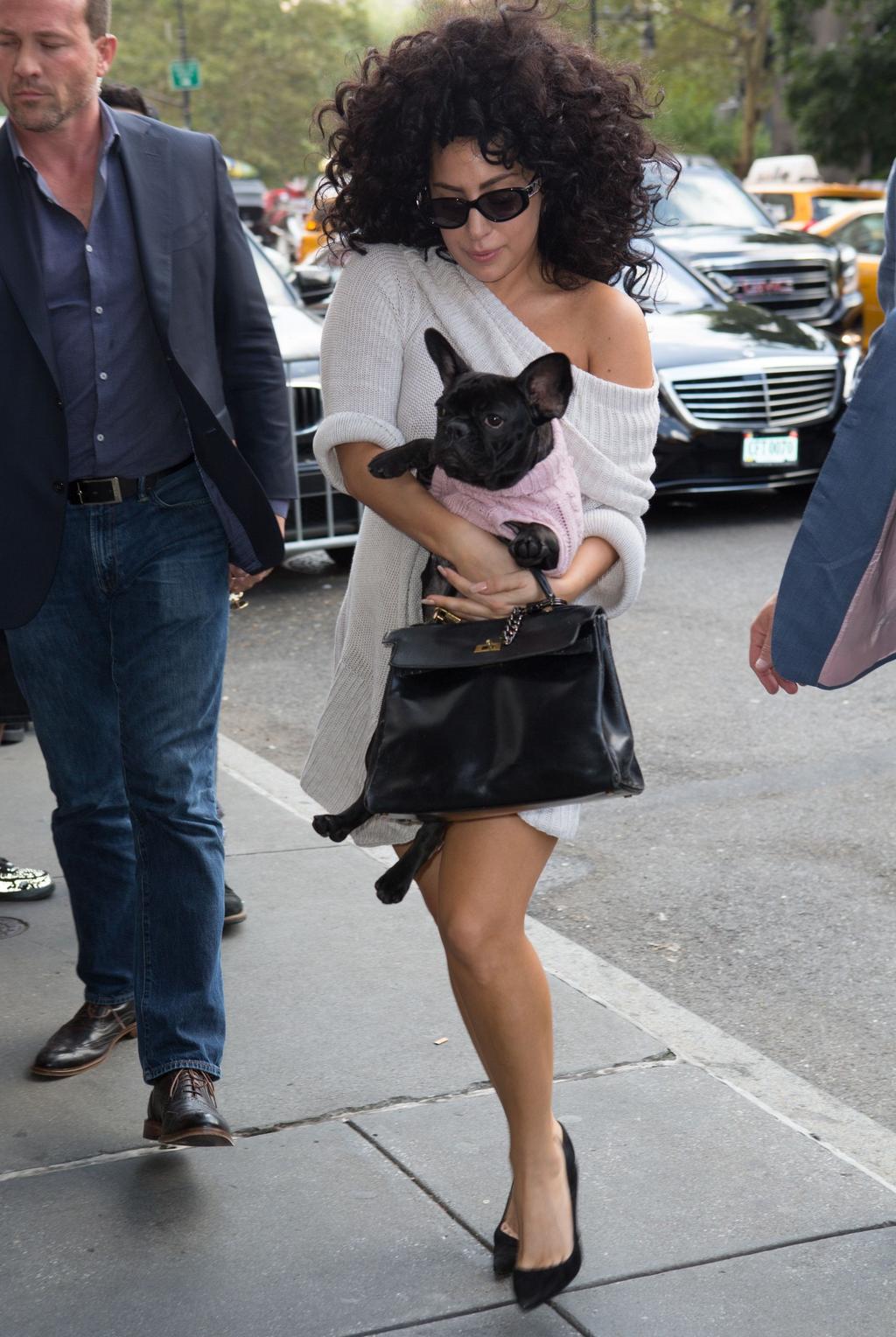 9-5-14_Arriving_at_her_apartment_in_NYC_