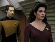 Data e Troi (clues)
