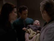 Trevean zeigt Bashir und Dax ein Baby