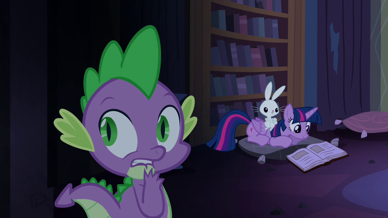 Twilight_reading_and_Spike_scared_S4E03.png