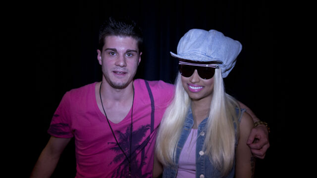File:MeetAndGreet Sidney Nicki Barbz2.jpg