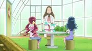 Kaoruko dando té de tomillo