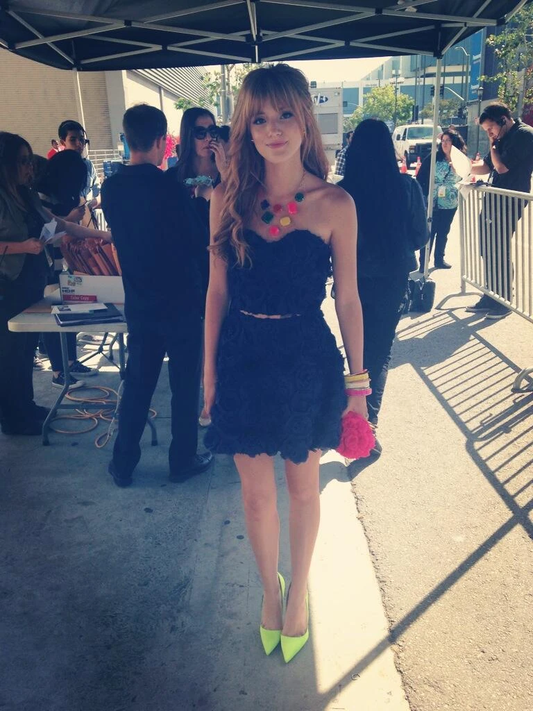 Bella Thorne Shake It Up Outfits