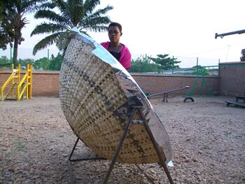 Vimini solar cooker side