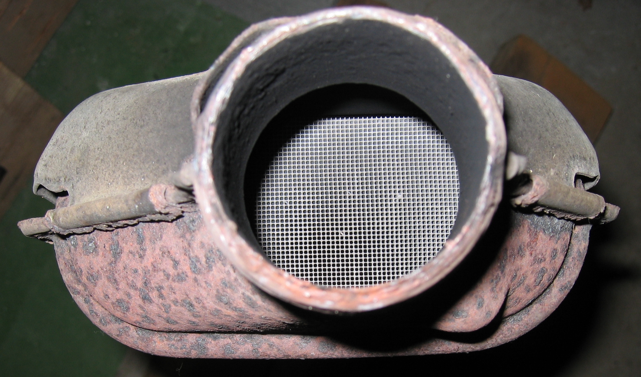How do you refine platinum in a catalytic converter?