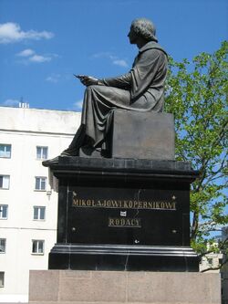 Pomnik Kopernika uszkodzony.jpg