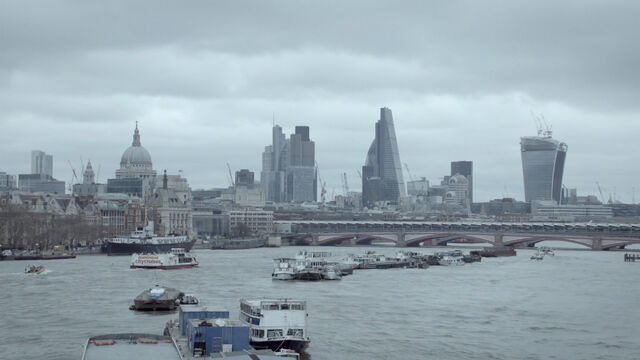 File:9x02 London over Thames.jpg