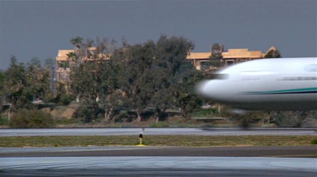 File:7x01 Reagan National.jpg