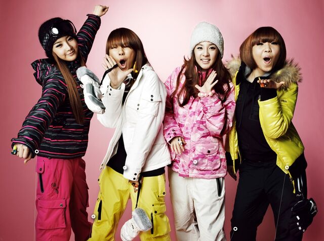 File:2NE1 para FILA (8).jpg