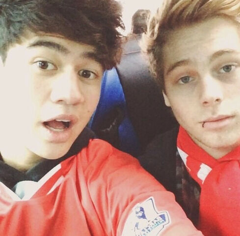 File:Calum-and-Luke-5-seconds-of-summer-36862048-500-490.jpg