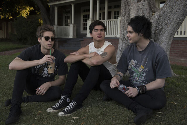 File:She-s-Kinda-Hot-Bts-calum-hood-38738491-2548-1701.jpg