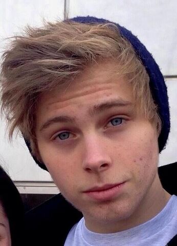File:Luke Hemmings 2.jpg