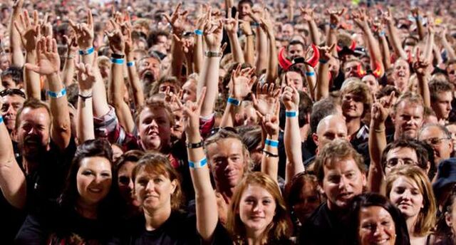 Plik:ACDC-fans.jpg