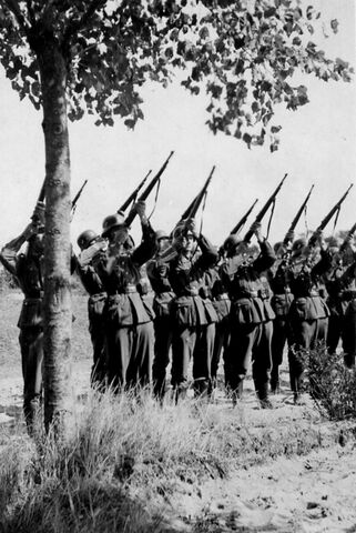 File:21 gun salute during burial russianfront13.jpg