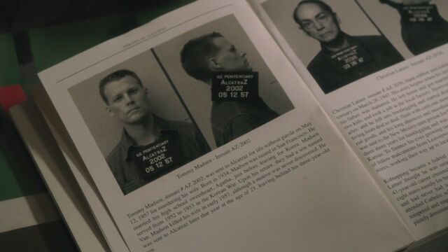 File:1x02 TommyInBook.jpg