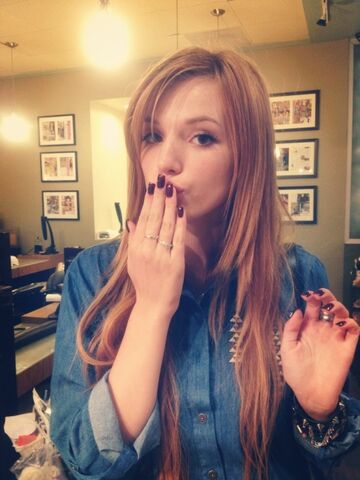 File:Bella thorne mobli nails q17gKi8B.sized.jpg