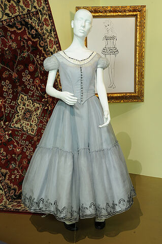 File:Dress-like-alice-in-wonderland-2010.jpg