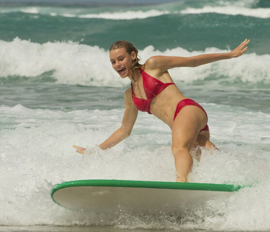File:Alien-surf-girls1.jpg