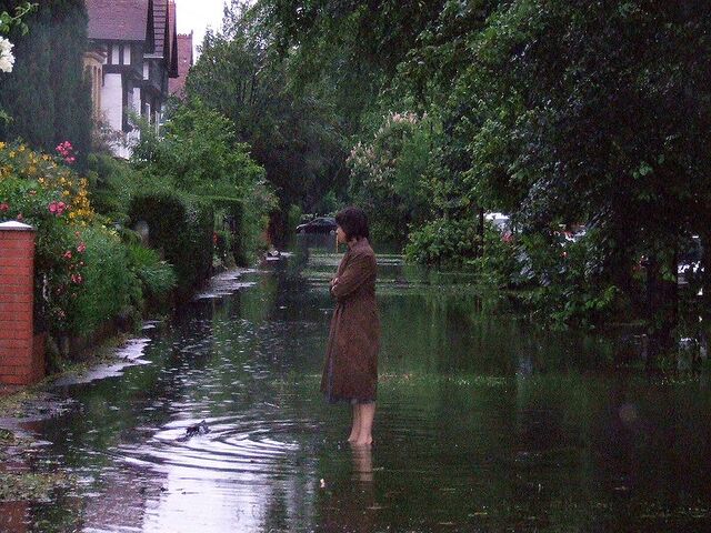 File:Floods in Hull -25June2007.jpg