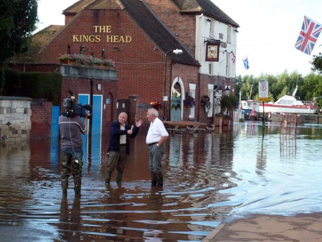 File:Severn flood 2007 Interview with ITV (central).jpg