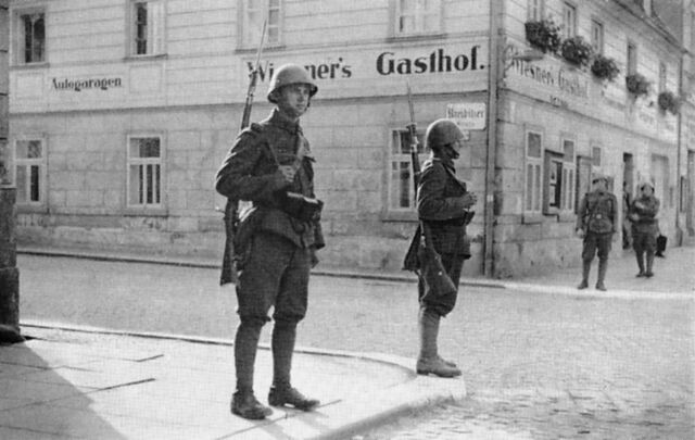 File:Czechoslovak soldiers in Krásná Lípa.jpg