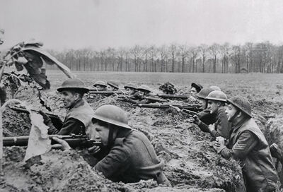 British-soldiers-fighting-in-trenches