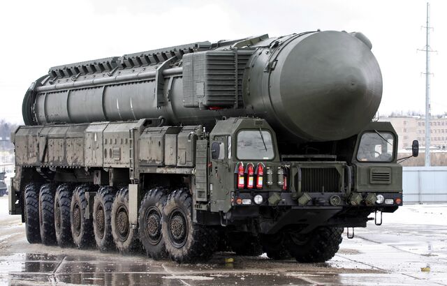 File:19-03-2012-Parade-rehearsal - Topol-M.jpg