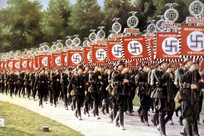 4 image01NazisMarchingRomanStyle800