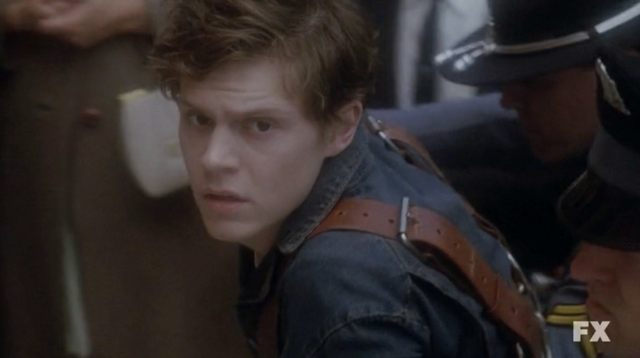 Arquivo:Evan Peters as Kit Walker on American Horror Story Asylum S02E01 6.png