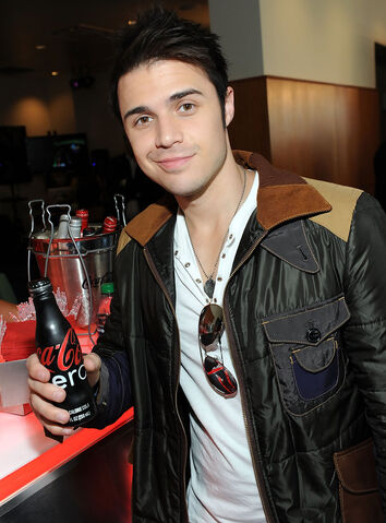 File:Kris+Allen+American+Music+Awards+Luxury+Lounge+biH0iTzo9YAx.jpg