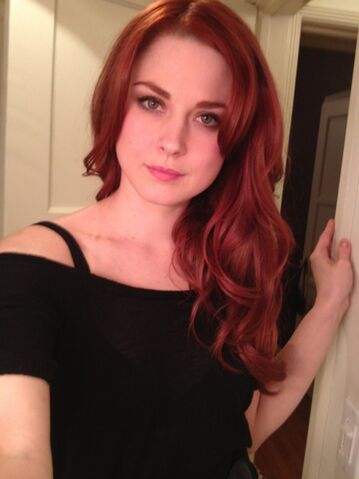 Fichier:Alexandra-Breckenridge-talks-about-her-Yorkies.jpg