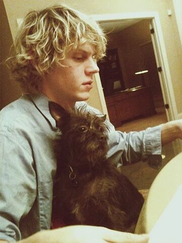 Datei:Evan mit Hund.jpeg