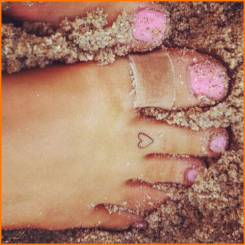 File:Ariana-Grande-Heart-Tattoo-On-Toe.jpg
