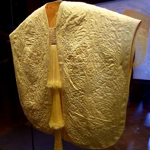 File:600px-Spider silk cape.jpg