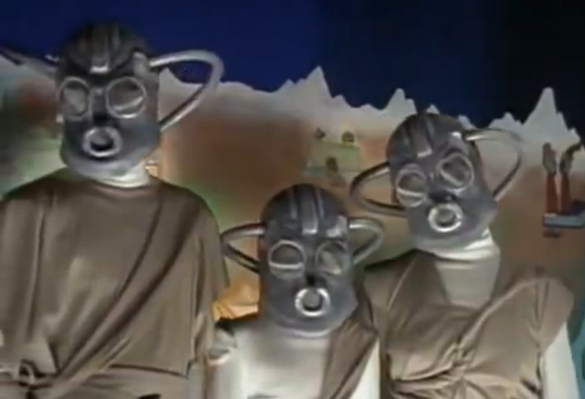 File:Visitorsatintergalaticzoo.png