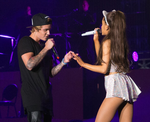 File:Justin-bieber-grabs-ariana-grande-concert4.jpg