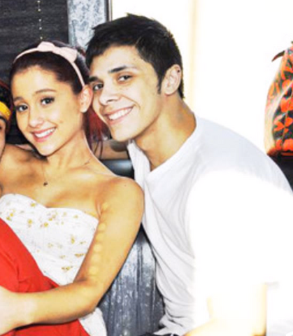 File:ArianaGrandeSmilingwithjordan.png