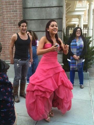 File:ArianaHoldingCellphone.jpg