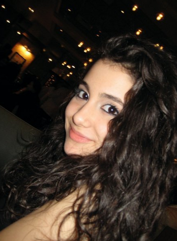 File:Brown-hair-Ariana-smiling.png