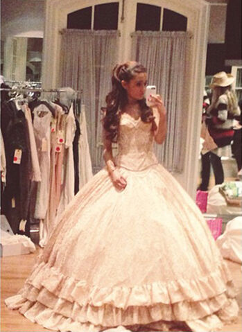 File:Ariana-grande-right-there-video-2.jpg