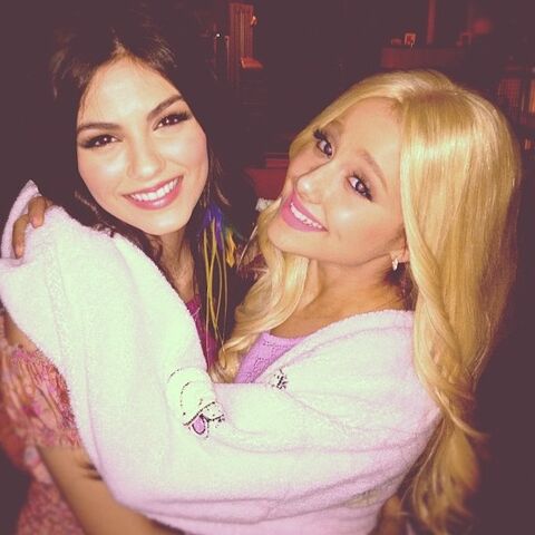 File:Ariana(blonde) with Vicotria.jpg