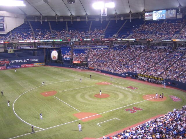 File:Metrodome-1195667242-930.jpg