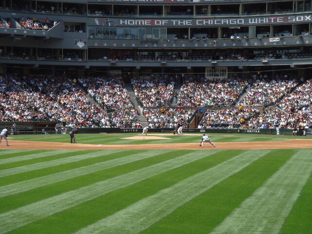 File:U.S. Cellular Field-1195687511-322.jpg