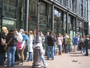 File:Fans-line2.jpg