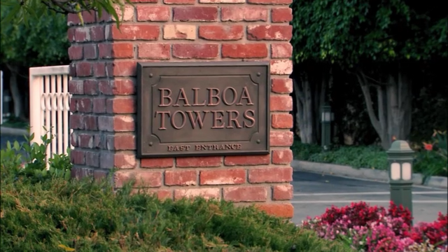 File:1x02 Top Banana (13).png