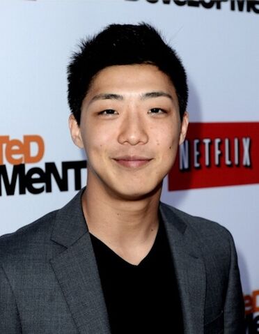File:2013 Netflix S4 Premiere - Justin Lee 1.jpg