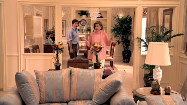 File:1x02 Top Banana (15).png